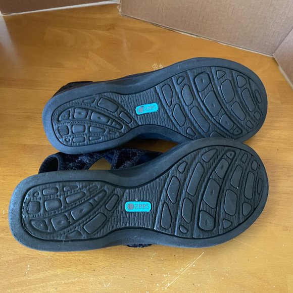 Bzees Comfort Wedge Sandal Black Crushed Velvet Open Toe Lightweight Drama 10W - Picture 11 of 11